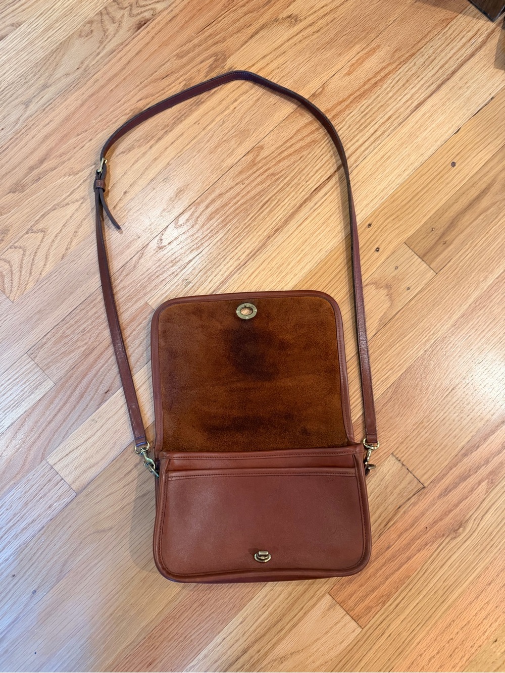Vintage Coach Dinky Bag 9755 | Brown Glove Tanned Leather Flap Crossbody - Picture 2 of 5